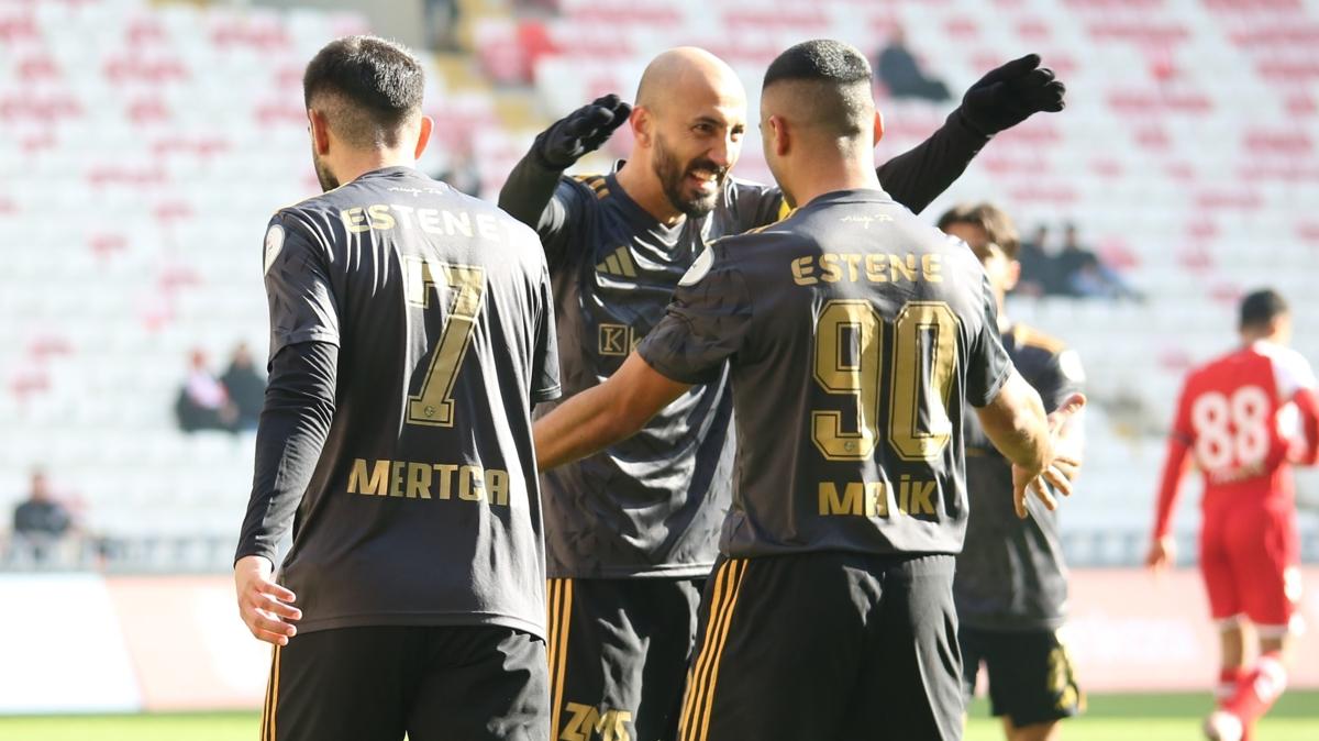 Aliaa, kupada ilk kez gruplara kald