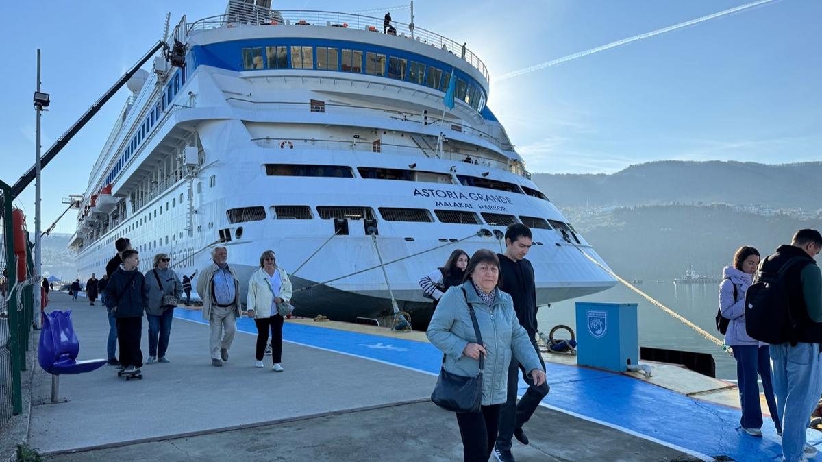 Amasra'ya turist akn: Kruvaziyerle 621 yolcu geldi