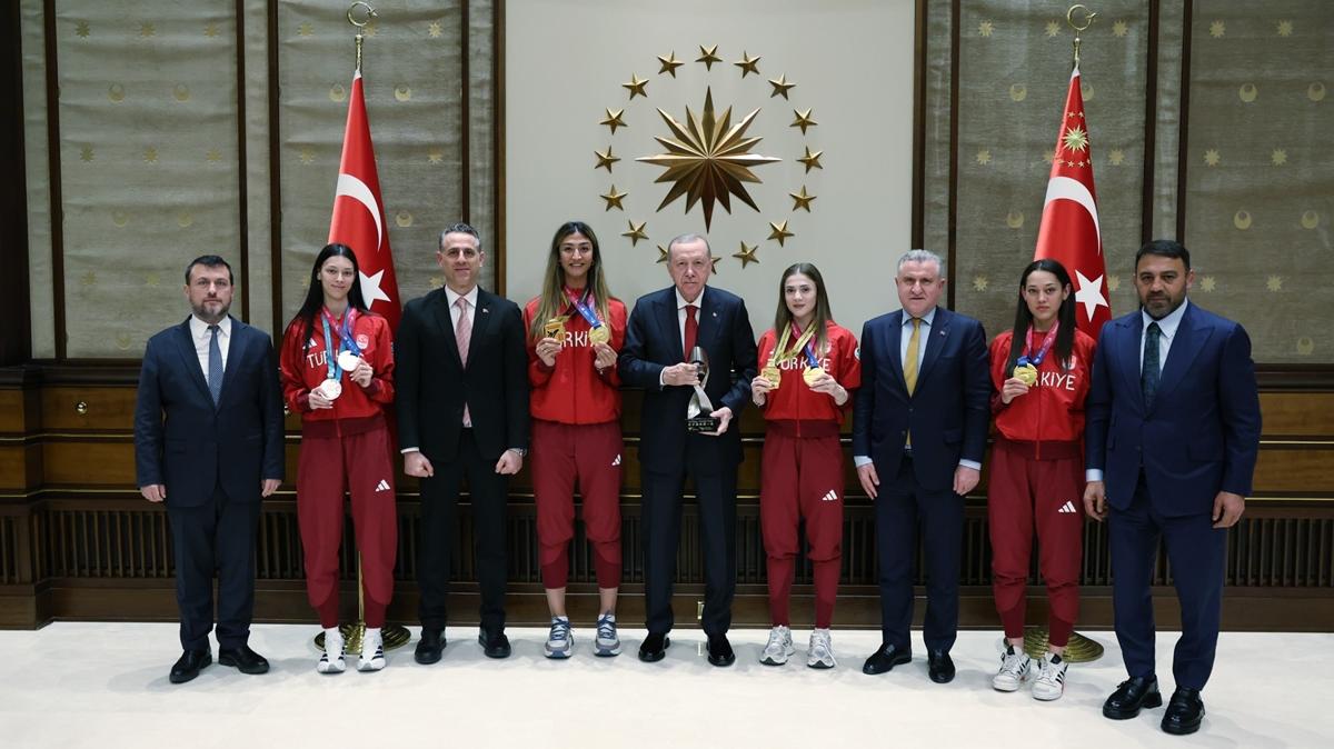 Cumhurbakan Erdoan sporcular kabul etti:  Millet olarak iftihar ediyoruz