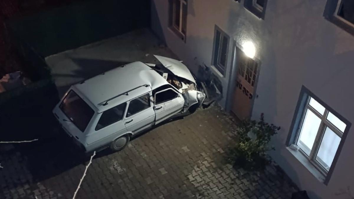 Ktahya'da evin duvarna arpan otomobildeki 1 kii ld, 1 kii yaraland