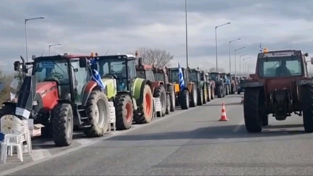 Yunanistan'da ifti eylemleri byyor: Tesalya'da traktr blokajlar artyor 