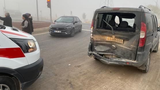 Afyonkarahisar'da feci kaza: Üç araç birbirine girdi