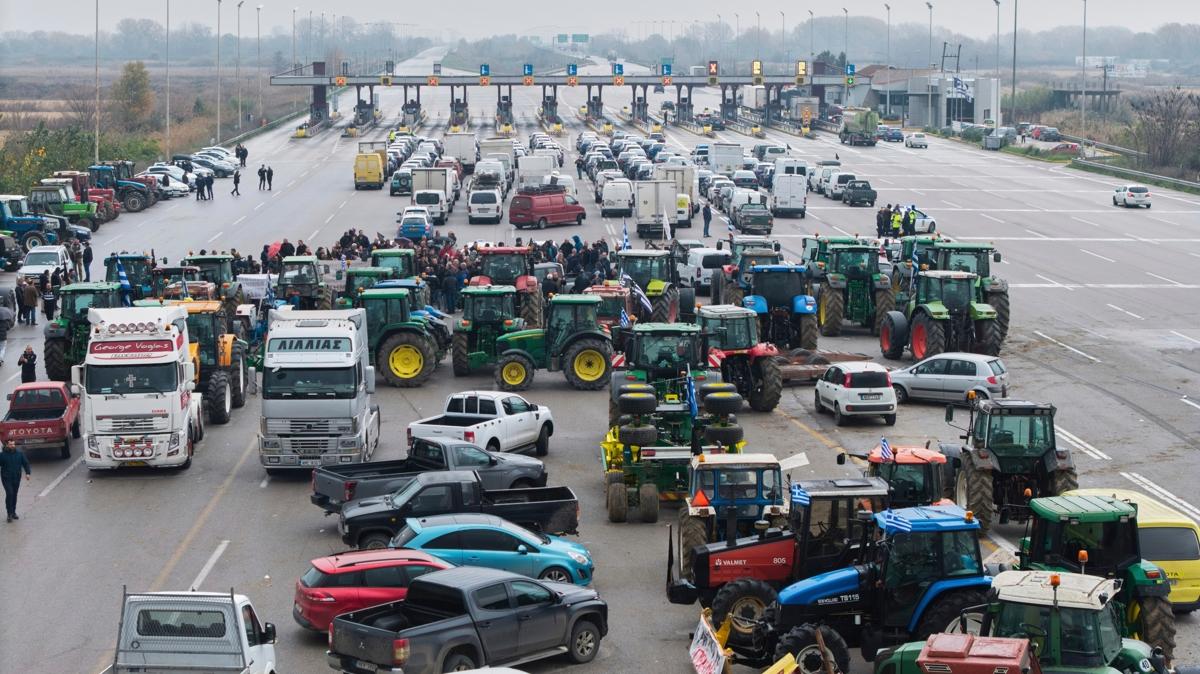 Komuda yksek gerilim! Protestolarn etkisi Trkiye snrna kadar uzand