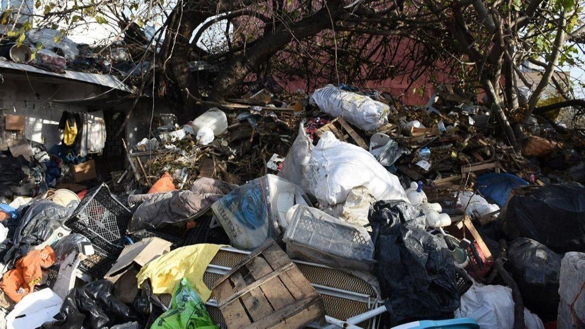 Mahalleliyi isyan ettiren koku! Bir daireden 4 kamyon p temizlendi