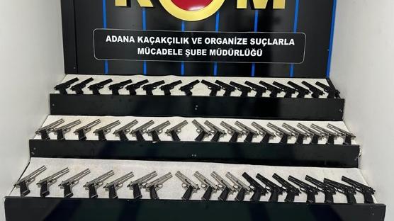 Otomobilin bagajından cephanelik çıktı
