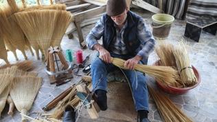 Bu köy süpürge üreterek geçiniyor