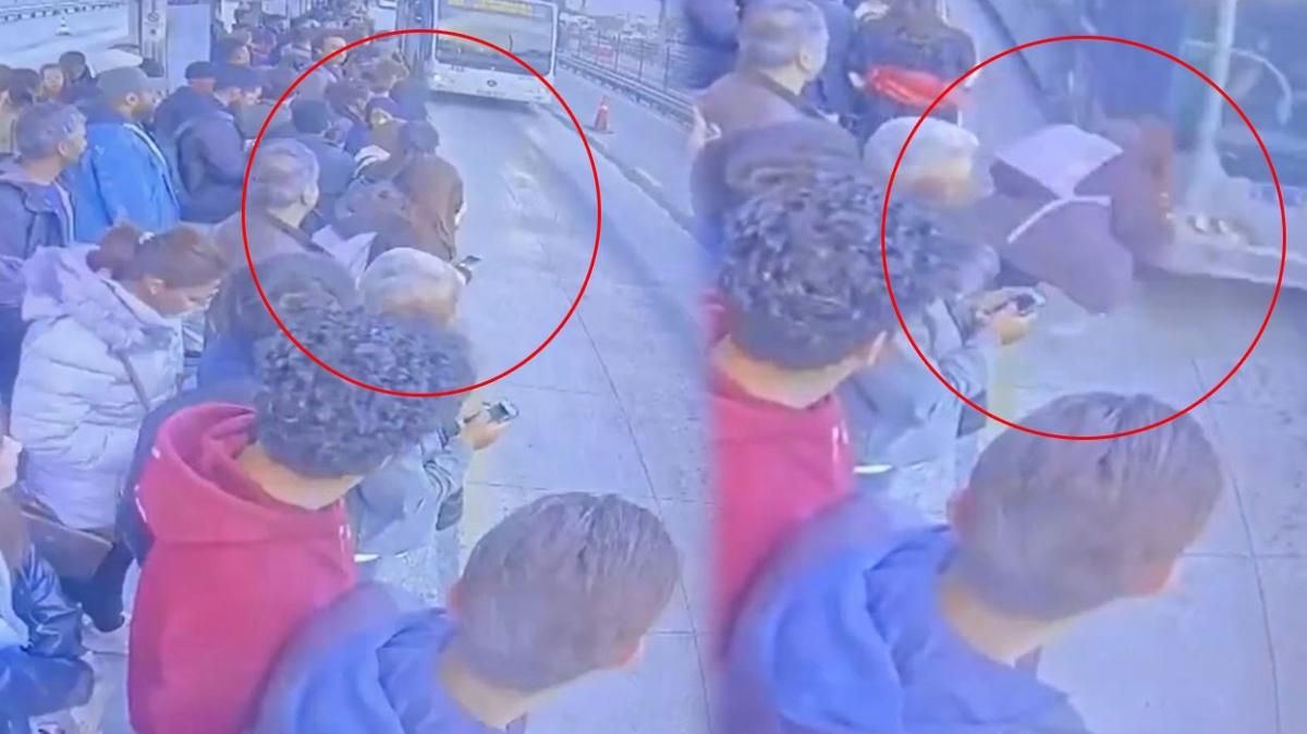 stanbul'da kahreden kaza: Gen kz metrobsn altnda kald