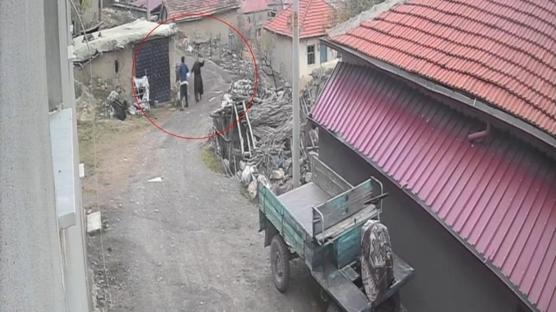 Vicdansız kocanın işkencesi kamerada! Defalarca tekmeledi