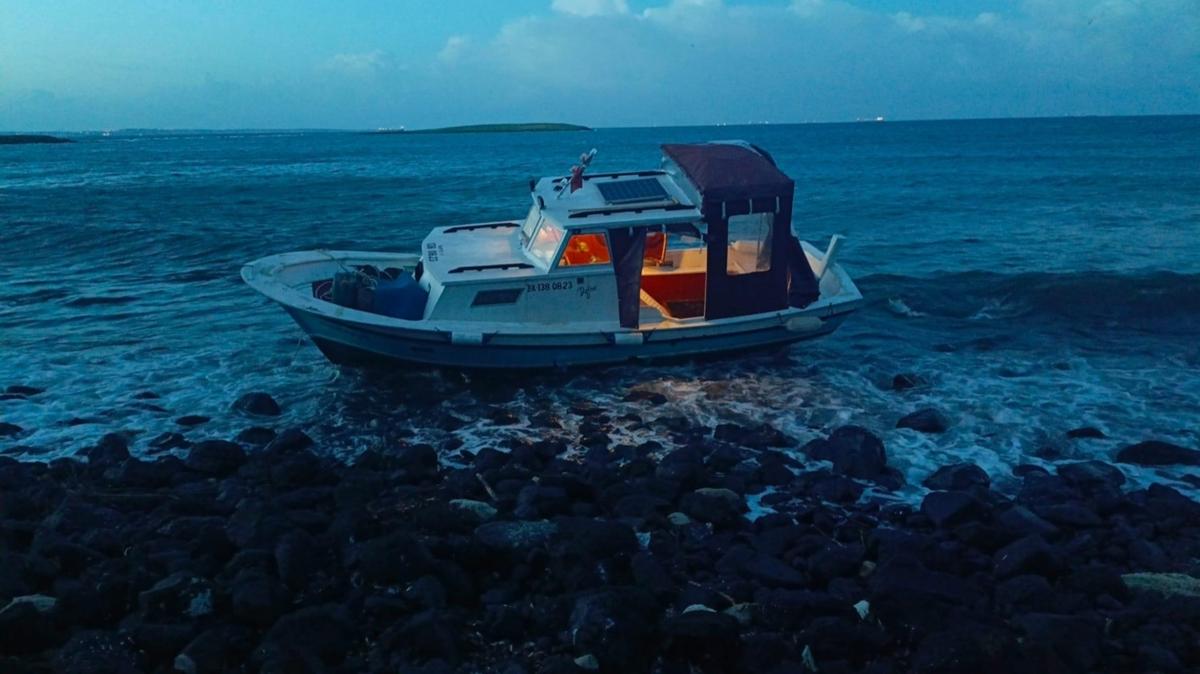 Çanakkale'de karaya oturan teknedeki 2 kişi kurtarıldı