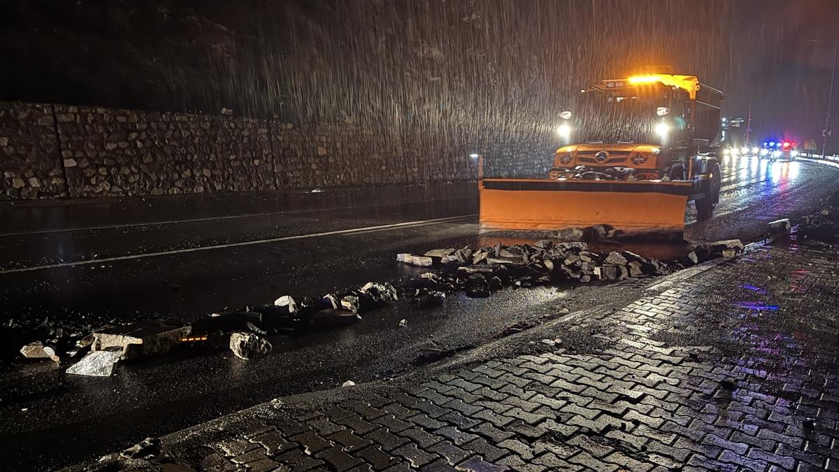 Hakkari'de faciadan dönüldü... Dağdan kopan kayalar yola düştü