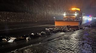 Hakkari'de faciadan dönüldü... Dağdan kopan kayalar yola düştü