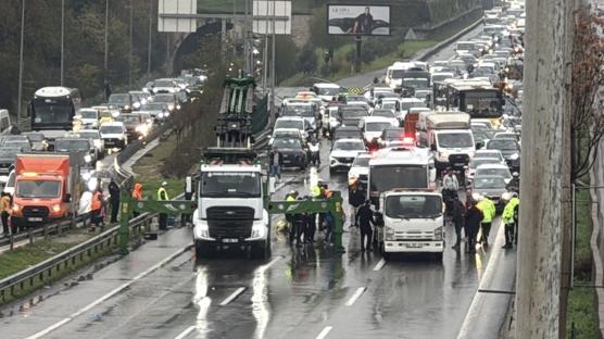 Havalimanı servisi devrildi: Yaralılar var