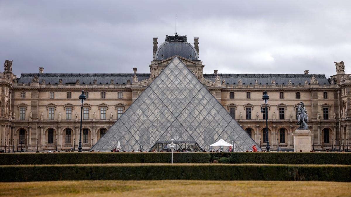 Louvre Müzesi'nde yeni skandal: Tarihi kitaplar yağmurdan ıslandı
