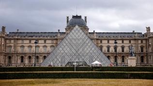 Louvre Müzesi'nde yeni skandal: Tarihi kitaplar yağmurdan ıslandı