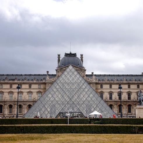 Louvre Mzesi'nde yeni skandal: Tarihi kitaplar yamurdan sland