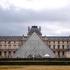 Louvre Mzesi'nde yeni skandal: Tarihi kitaplar yamurdan sland