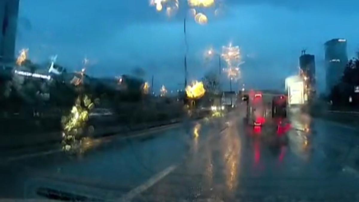 Maltepe'de minibüsün devrildiği anlar kamerada