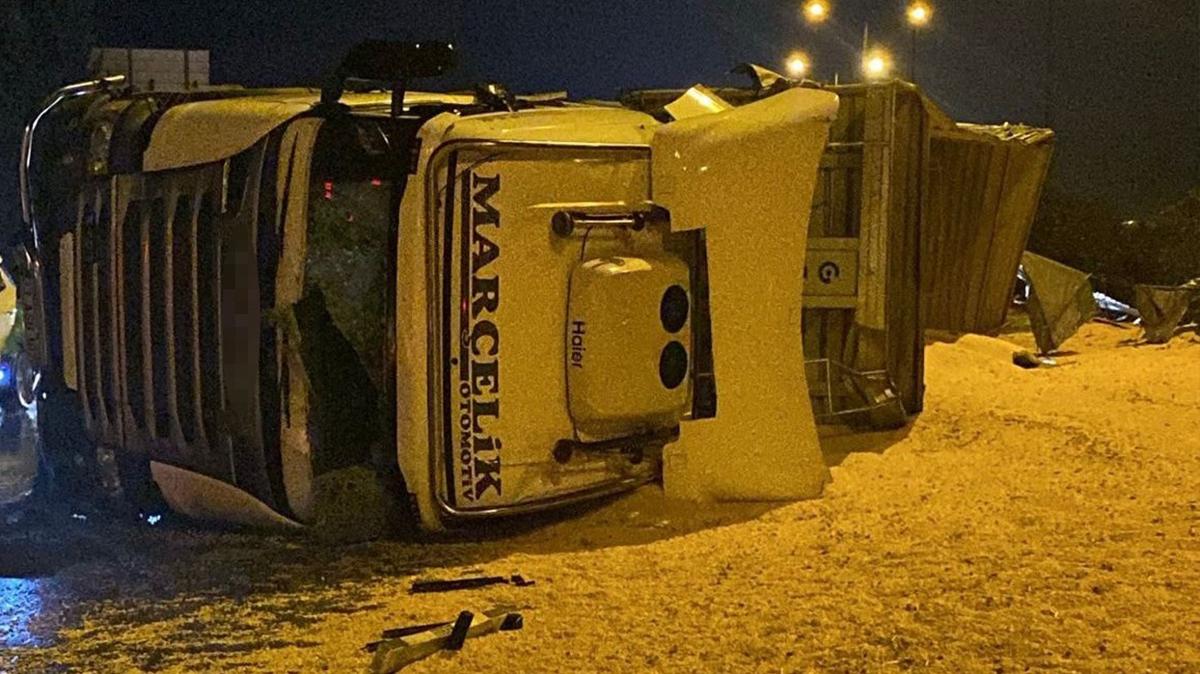 Osmaniye'de yamurda kayan kamyon devrildi: 1 yaral