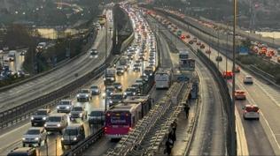 İstanbul'da klasik pazartesi trafiği: Yoğunluk yüzde 72'ye ulaştı