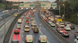 İstanbul'da klasik pazartesi trafiği: Yoğunluk yüzde 72'ye ulaştı