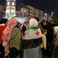 Suriye'de tarihi gn! Esed rejiminin yklnn 1'inci yl cokuyla kutland