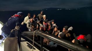 Aralarnda ok sayda ocuk var... zmir'de 37 dzensiz gmen kurtarld