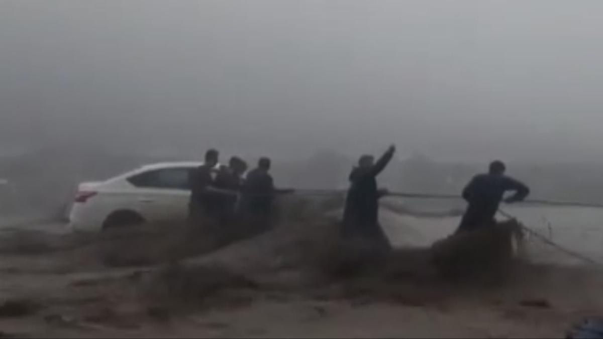 Arap lkeleri iddetli yalarla bouuyor! Irak'ta 2 kii hayatn kaybetti