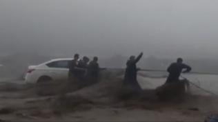 Arap lkeleri iddetli yalarla bouuyor! Irak'ta 2 kii hayatn kaybetti