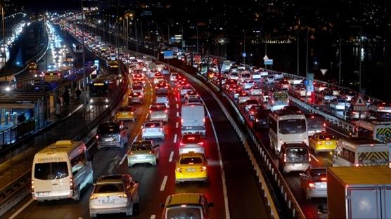 stanbul'da trafik kilit! Aralar glkle ilerledi