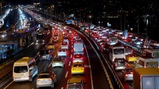 stanbul'da trafik kilit! Aralar glkle ilerledi