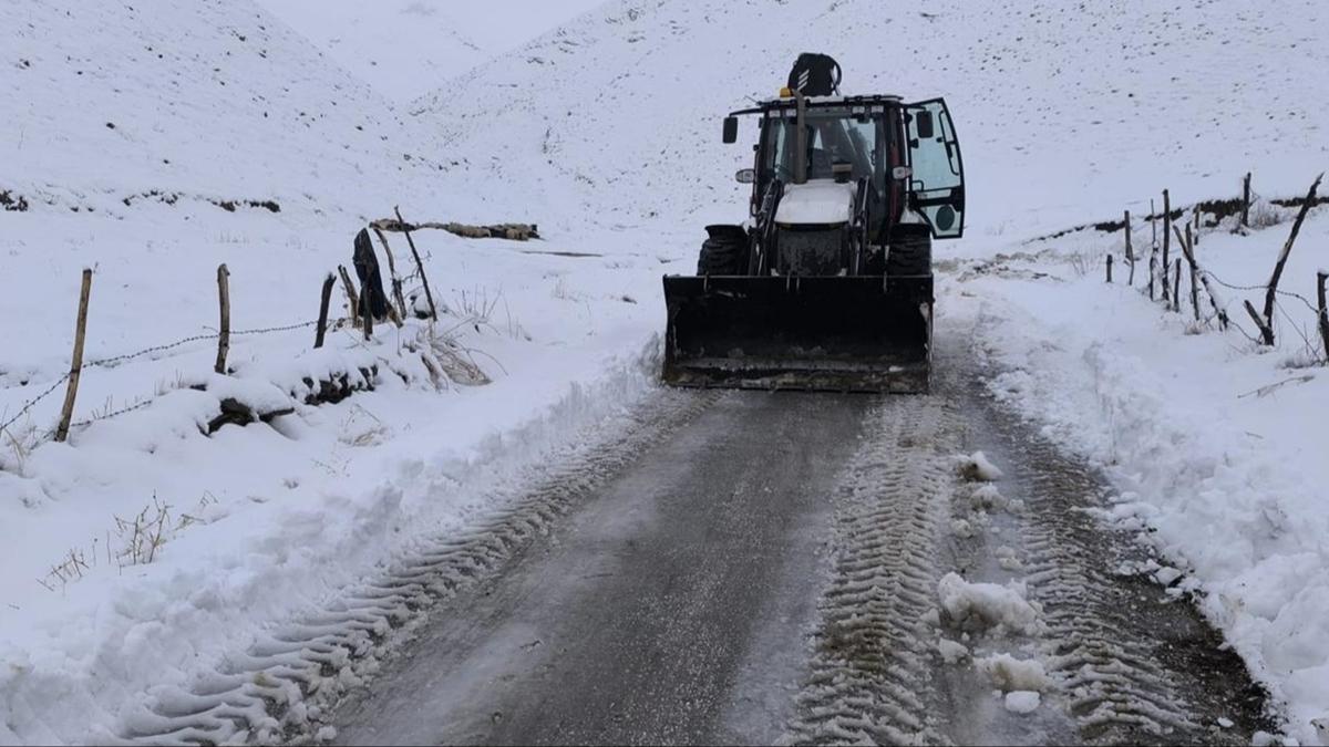Muş'ta kar yağışı şiddetlendi! Yolda mahsur kalan 10 kişi kurtarıldı
