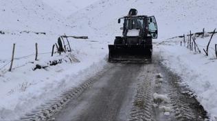 Muş'ta kar yağışı şiddetlendi! Yolda mahsur kalan 10 kişi kurtarıldı