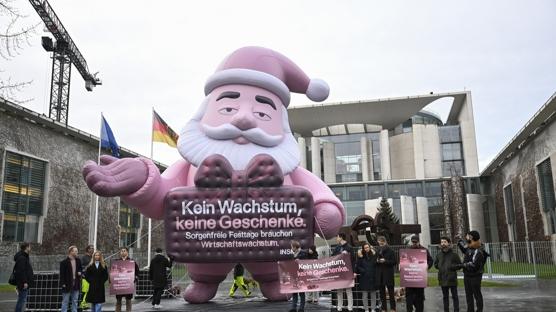 Berlin'de ekonomi protestosu! Noel Baba'yı konuşturdular