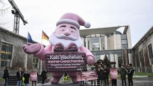 Berlin'de ekonomi protestosu! Noel Baba'yı konuşturdular