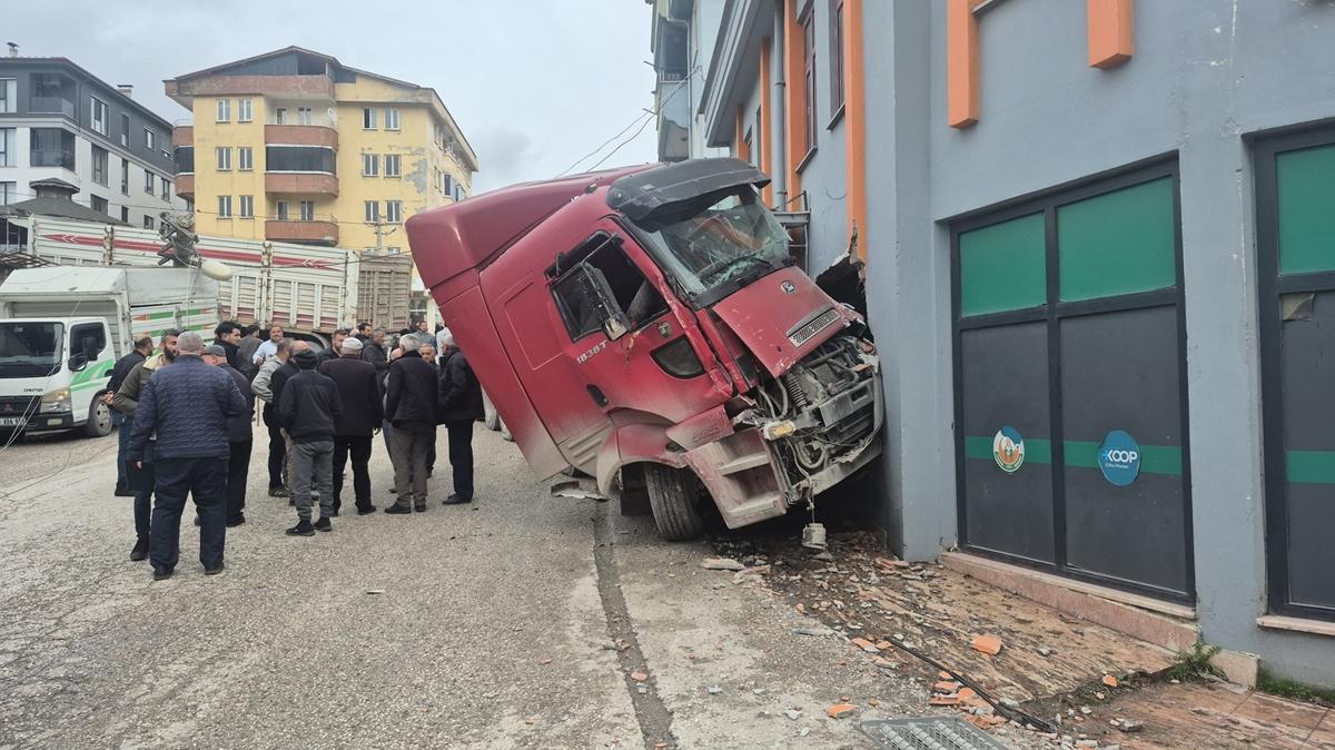 Freni boşalan tır dehşeti! 4 aracı biçip markete girdi