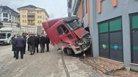 Freni boşalan tır dehşeti! 4 aracı biçip markete girdi