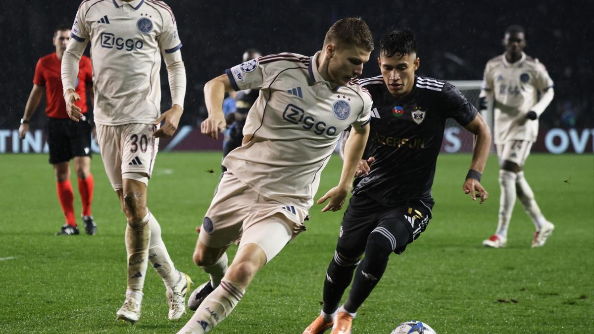 Karabağ iki kez öne geçtiği maçta Ajax'a mağlup oldu