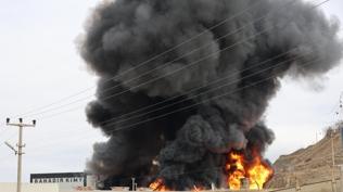 Kimya fabrikas alevlere teslim! Blgeye ekipler sevk edildi