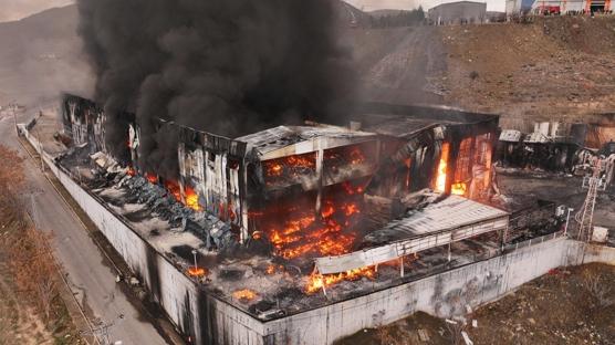 Kimya fabrikası alevlere teslim! Müdahale sürüyor