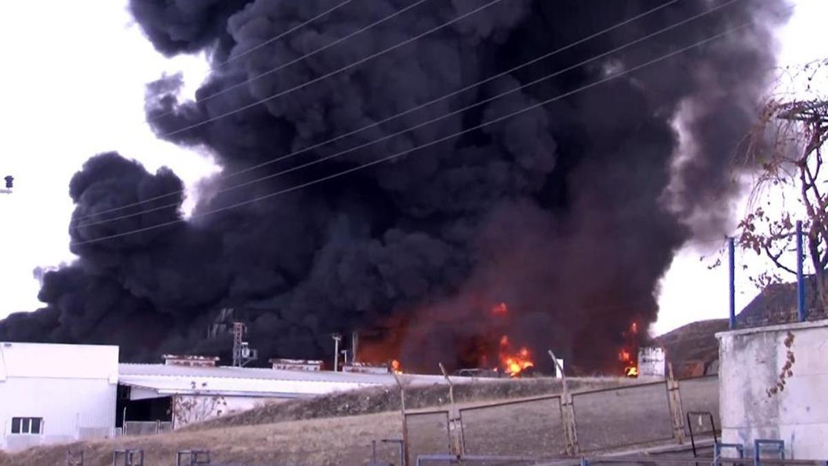 Kimya fabrikas alevlere teslim! Blgeye ekipler sevk edildi   