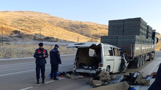 Malatya'da trafik facias: Minibs tra arpt, 3 kii can verdi