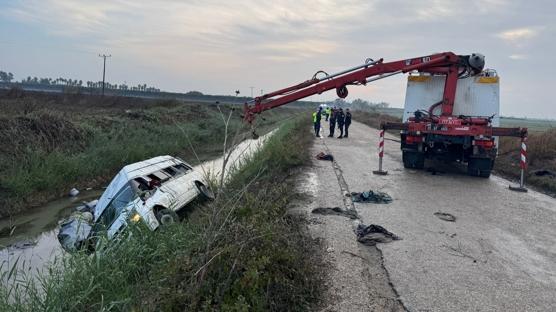 Minibüs sulama kanalına devrildi: Yaralılar var