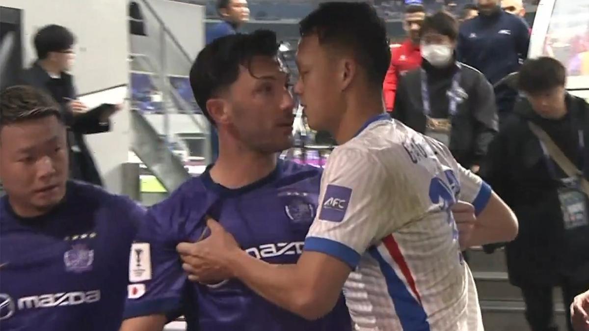 Soyunma odas koridorunda gerginlik! Tolgay Arslan, rakip futbolcularla tartt