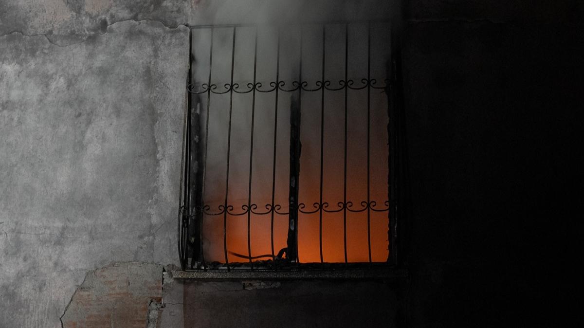 Yangın hurdalık alandan apartmana sıçradı: 8 kişi hastaneye kaldırıldı