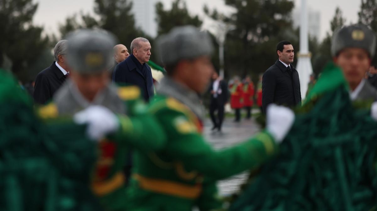 Cumhurbakan Erdoan, Trkmenistan'da Tarafszlk Ant'na elenk koyma trenine katld