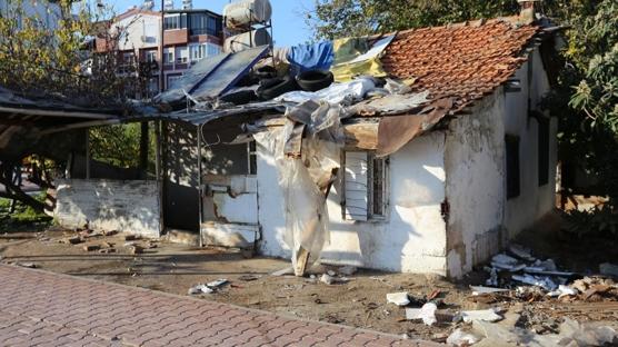 Mahalleli 'yeter' dedi! Çöp evden 2 kamyon atık çıktı