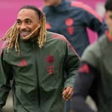 Sacha Boey Bayern defterini kapatyor