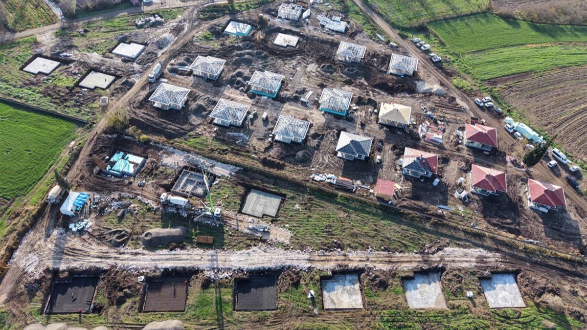 Sndrg'da deprem konutlar pe pee tamamlanyor: Allah'm devletimize zeval vermesin