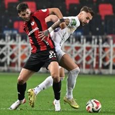 Tayyip Talha Sanu ameliyat edildi