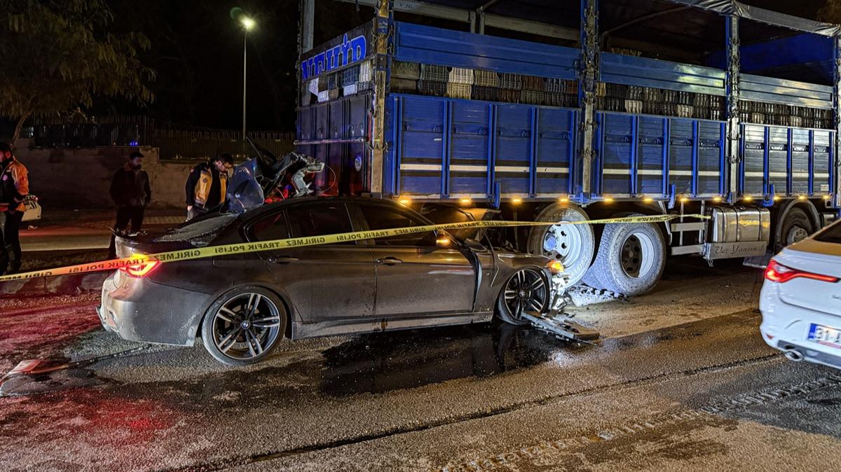 Adana'da kamyona çarpan otomobildeki 1 kişi öldü, 2 kişi yaralandı